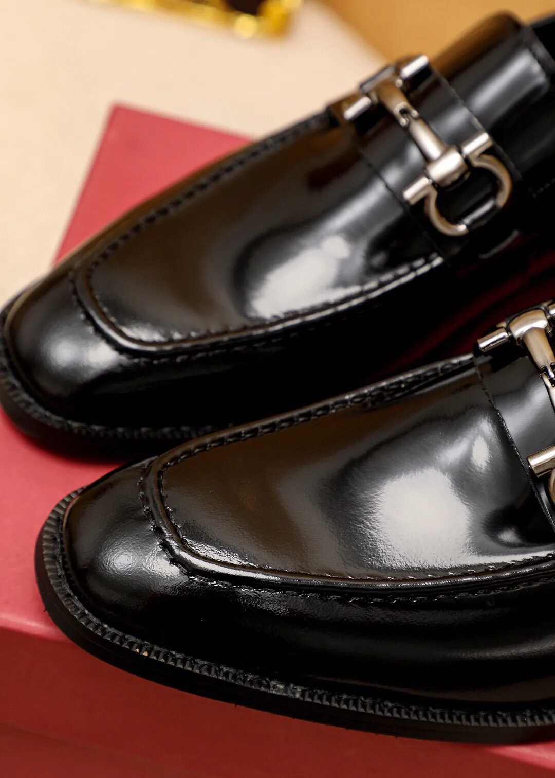 Men's shoes 💰400 💐 Product trademark: Ferragamo "Ferragamo" casual leather shoes Regular size: 39-44 (38.45.46🉑️Customized) Product materials: Selected imported open-edge beaded calfskin upper + classic hardware buckle, imported pig leather lining. Strong three-dimensional visual effect, non-slip and wear-resistant combination outsole Color: 1⃣️color optional